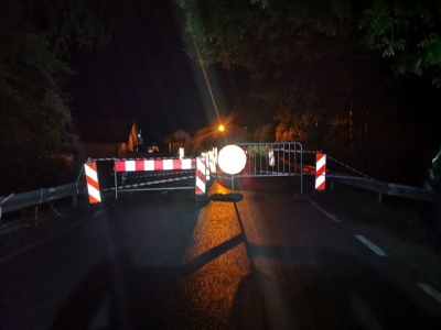 Jezdnia uszkodzona w trakcie ulewy. Droga w Binczarowej zamknięta