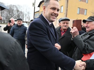 Tusk i Nawrocki: dwa pomysły ws. emerytur i rent. Procent kontra kwotowa waloryzacja. Wyliczenia