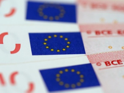 Euro zyskuje po umowie handlowej. Rynki czekają na decyzje banków centralnych