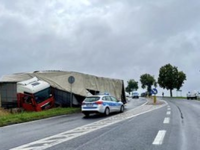 Wypadek na DK11 w Ujściu – ciężarówka w rowie, wprowadzono ruch wahadłowy