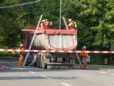 Ładunek żużlu zareagował z deszczówką – czterogodzinna akcja z wywrotką