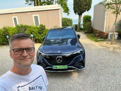 Włoskie, rodzinne wakacje na pokładzie Mercedesa EQE SUV
