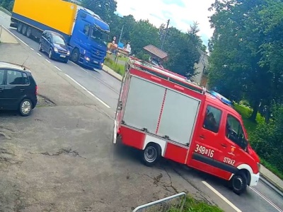 Strażacy wyjeżdżali do akcji. Prawie staranował ich kierowca ciężarówki