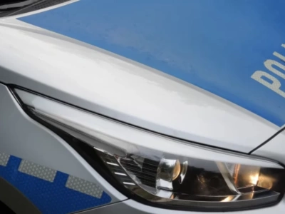 Pijany kierowca skosił znaki i awanturował się z policjantami. To ratownik medyczny