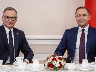 Duda wręczył prezent Nawrockiemu. Nagranie niesie się po sieci