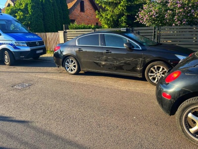 Wjechał w zaparkowane auto i uciekł pieszo