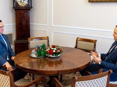 Nowy lider sondażu zaufania. Fatalny wynik Hołowni