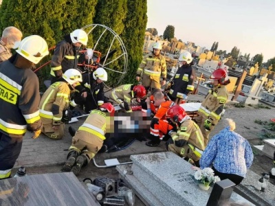 Motoparalotnia rozbiła się na cmentarzu. Pilot nie żyje