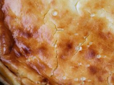 Najgorsze błędy przy robieniu sernika. To dlatego opada i pęka podczas pieczenia