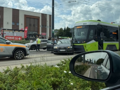 Audi pod tramwajem na al. Piłsudskiego w Olsztynie. 67-latek nie ustąpił pierwszeństwa