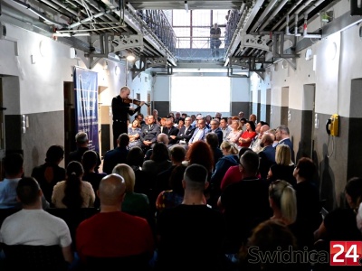 Muzyka klasyczna za murami Aresztu Śledczego w Świdnicy. Dla osadzonych na skrzypcach zagrał Robert Bachara [FOTO/VIDEO]