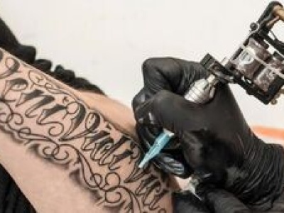 Nauka tatuowania: poznaj dobre wskazówki na start