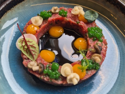 Jak karmi ArtBistro By Progres w dawnych gdańskich koszarach kawalerii?