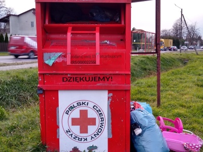 Polski Czerwony Krzyż wycofuje kontenery na ubrania