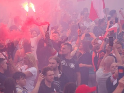 „Nie będzie Niemiec pluł nam w twarz”. Ulicami Warszawy przeszedł Marsz Powstania Warszawskiego