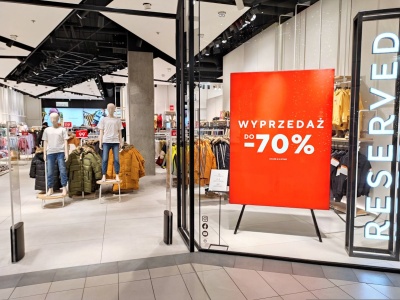 Nie marynarki i nie kurtki - jesień podbija jeans z wyprzedaży w Reserved. A co w Sinsay?