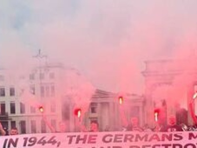Konfederacja o Powstaniu Warszawskim pod Bramą Brandenburską w Berlinie