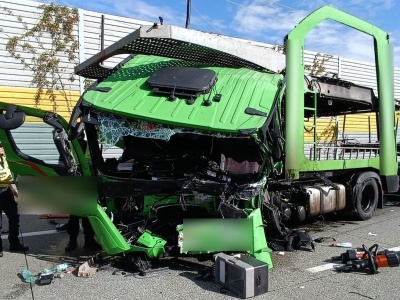 Tragiczny wypadek ciężarówki i BMW pod Łodzią! Z pojazdów niemal nic nie zostało