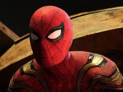 Kamera uchwyciła, jak Spider-Man buja się na sieci. Tłum zaczął wiwatować