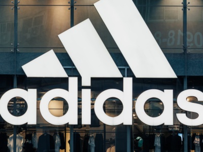Czarne chmury nad marką Adidas. Ministerstwo oburzone nową kolekcją marki