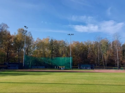 Na niedawno oddanym do użytku stadionie już trzeba wymienić drenaż boiska. 