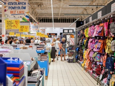 Widok w sklepowej alejce mnie zasmucił. Taki festiwal żenady tylko przed rokiem szkolnym