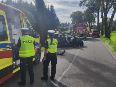 27-latka zjechała z drogi i uderzyła w drzewo. Pomógł jej policjant po służbie
