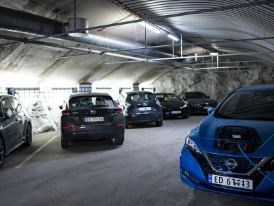 Norwegia obala mit o pożarach samochodów elektrycznych