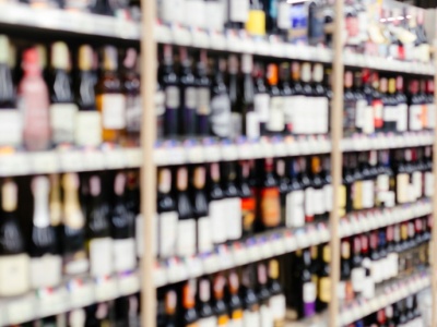 Polacy piją mniej, ale wydają na alkohol więcej (RAPORT)