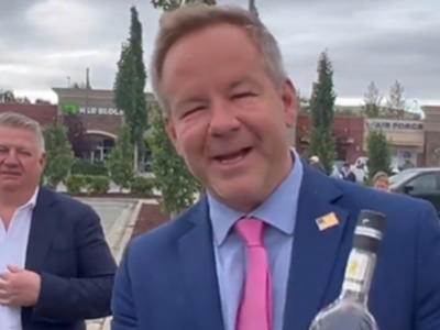 Amerykanin dostał prezent od Rosjan. Wcześniej zasłynął pytaniem o garnitur