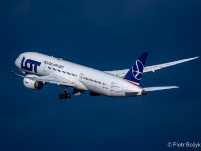LOT: Dreamliner lądował w Urumczi. Awaria silnika