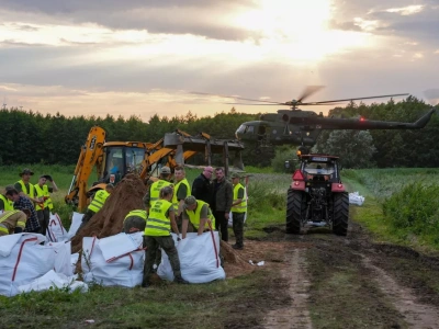 Żniwa pod wodą. Rolnicy próbują ratować zboże. 