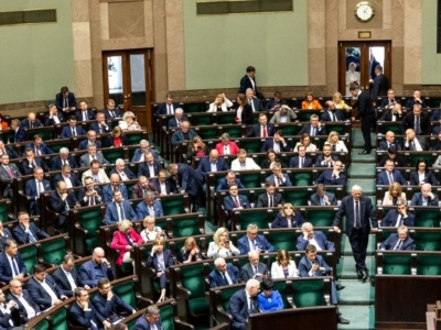 Zmiana lidera i tylko cztery ugrupowania w Sejmie. Nowy sondaż partyjny