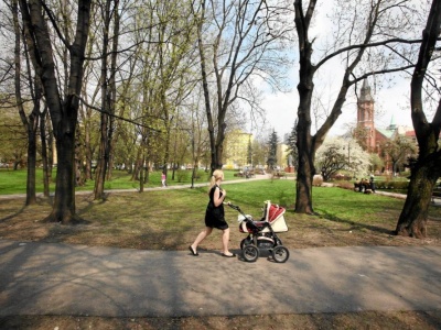 Mniej godzin w pracy i więcej urlopu. Tak rząd chce przekonać Polki do rodzenia dzieci