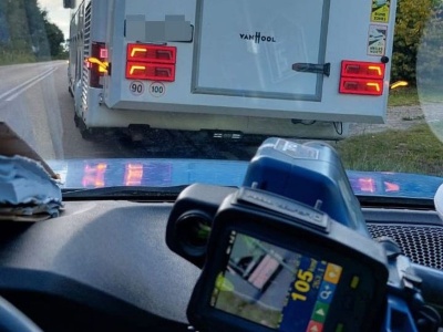 Mandat i odebranie prawa jazdy dla kierowcy autobusu, który jechał 55 km/h za szybko