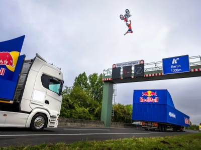 „Tsunami Backflip” między jadącymi zestawami – wyjątkowy wyczyn na motocyklu