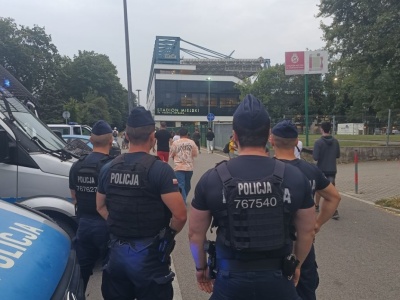 Mundurowi pilnują bezpieczeństwa oraz porządku w rejonie stadionu