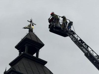 Uratowano bociana uwięzionego na dachu kościoła w Świlczy - Kamyszynie