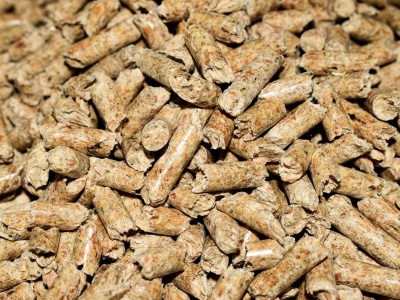 W tym roku pellet zaczął drożeć wcześniej – pośpiesz się z zakupem, bo przepłacisz!