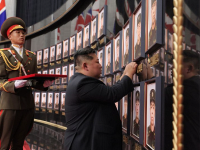Kim Dzong Un odznacza poległych na Ukrainie