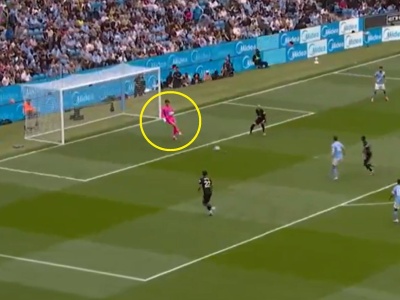 Piłkarski kryminał. Bramkarz Manchesteru City wrzucił kolegów na minę [WIDEO]