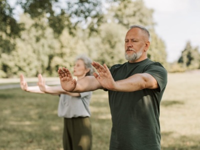 Seniorzy, którzy ćwiczą razem, dłużej zachowują sprawność fizyczną i siłę