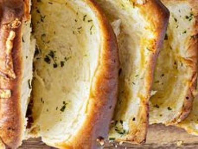 Jest mięciutki jak gąbeczka i obłędnie pachnie. Podaj na grillu, zniknie szybciej niż karkówka