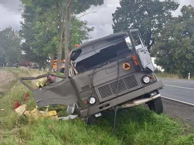 Jelcz 325 uderzył dachem o drzewo – wojskowa cysterna i kwestia wymiany floty