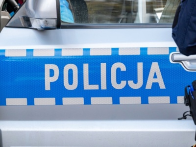 Dachowanie osobówki po zderzeniu z ciągnikiem. Dwóch kierowców w szpitalu