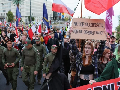 Warszawa podzielona. Spór o migrację wyszedł na ulice, spłonęła flaga
