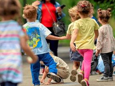 Edukacyjny wyścig zbrojeń. Dzieci uzbrojone w trzeci język i podstawy programowania idą do przedszkola