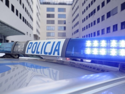 Pilny komunikat polskiej policji. Radiowóz dachował – trwa pościg za kierowcą BMW