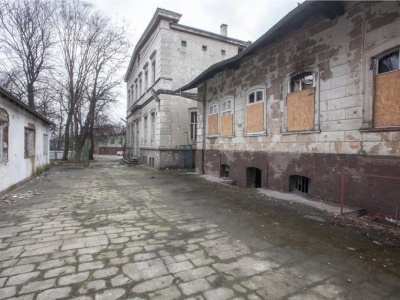 Komornik wkracza na tory. Nie uwierzycie, który dworzec wystawiono na sprzedaż