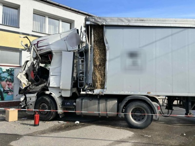 Potężna kraksa ciężarówek w Pieckach. Jeden z samochodów uderzył w budynek [ZDJĘCIA]